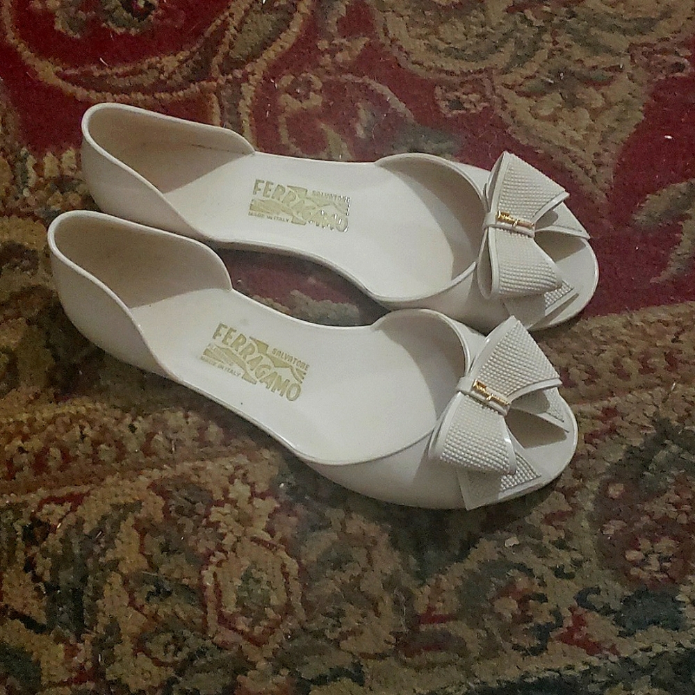 Salvatore ferragamo taupe peekaboo jelly flats with bow